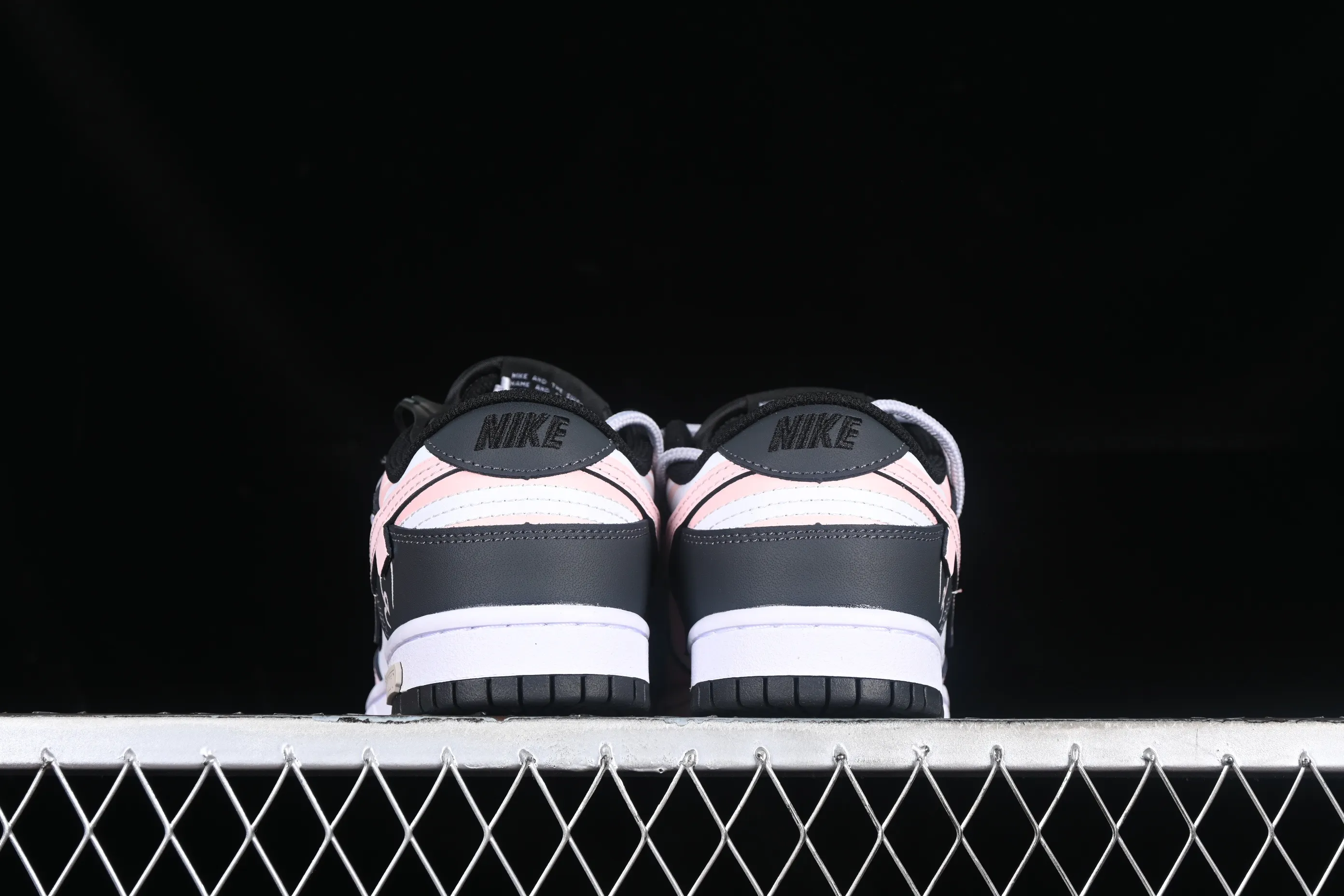 All categories Nk SB Dunk series Nk SB Dunk Low low-top sneakers Nk Dunk Low DaVinci custom romantic heartbeat LOVE love love graffiti splash ink SB strap low-top casual sneakers CW1590-100